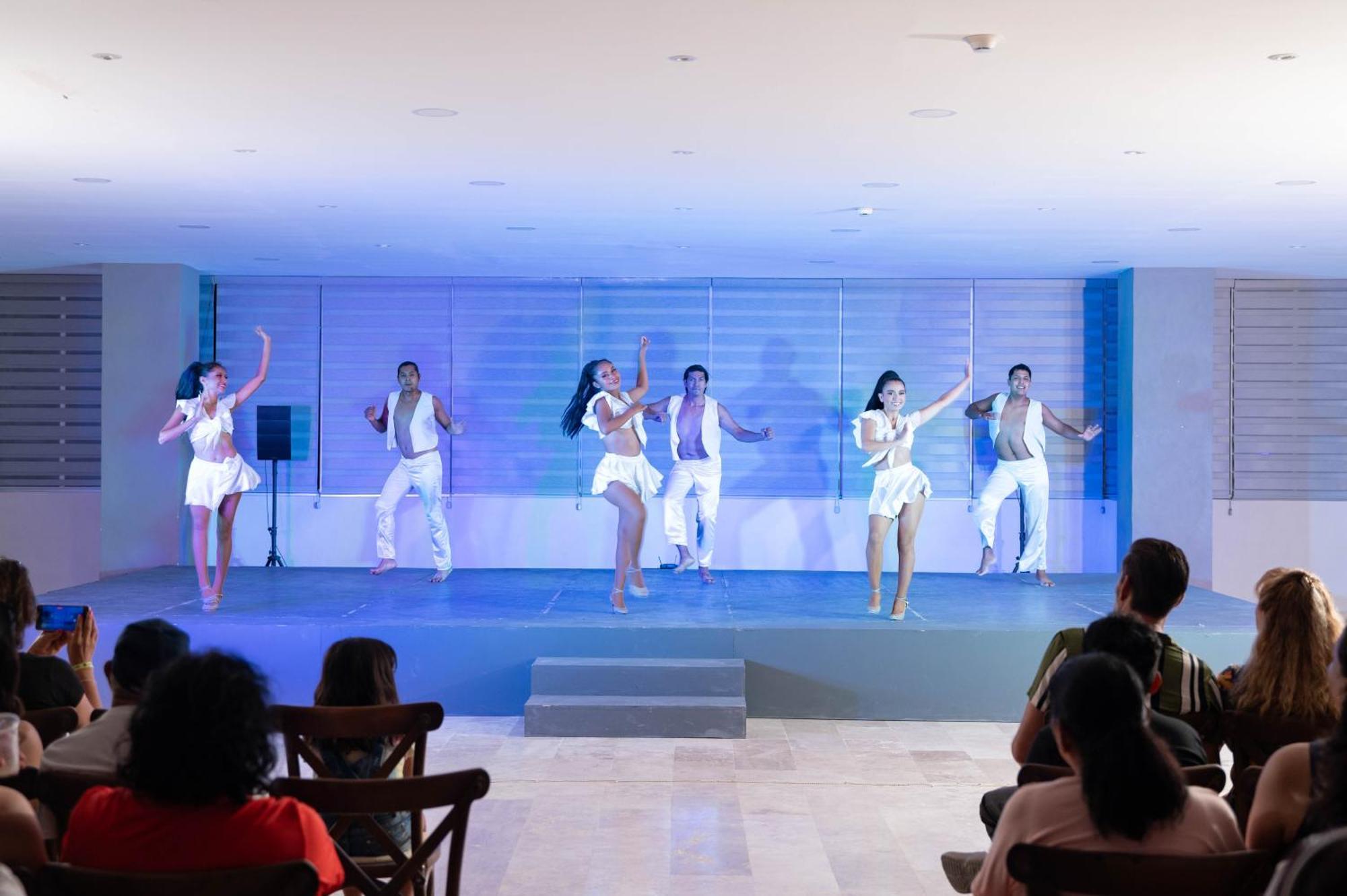 Ritz Acapulco All Inclusive 외부 사진 Entertainment at a resort