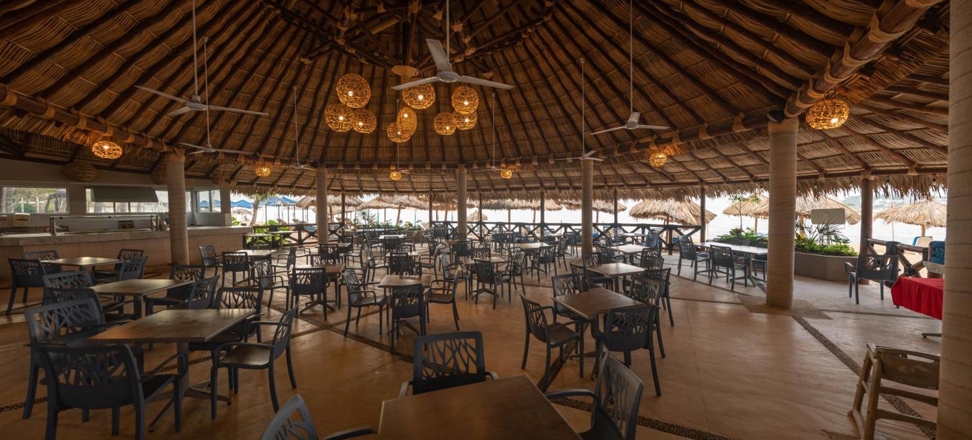 Ritz Acapulco All Inclusive 외부 사진 The interior of the buffet at the Grand Palladium Hotel