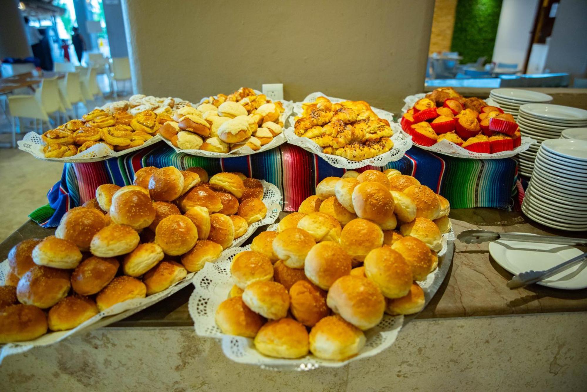 Ritz Acapulco All Inclusive 외부 사진 Buns and pastries
