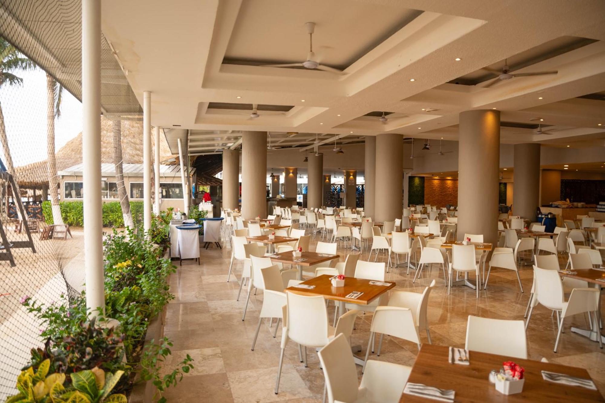 Ritz Acapulco All Inclusive 외부 사진 The restaurant at the hotel