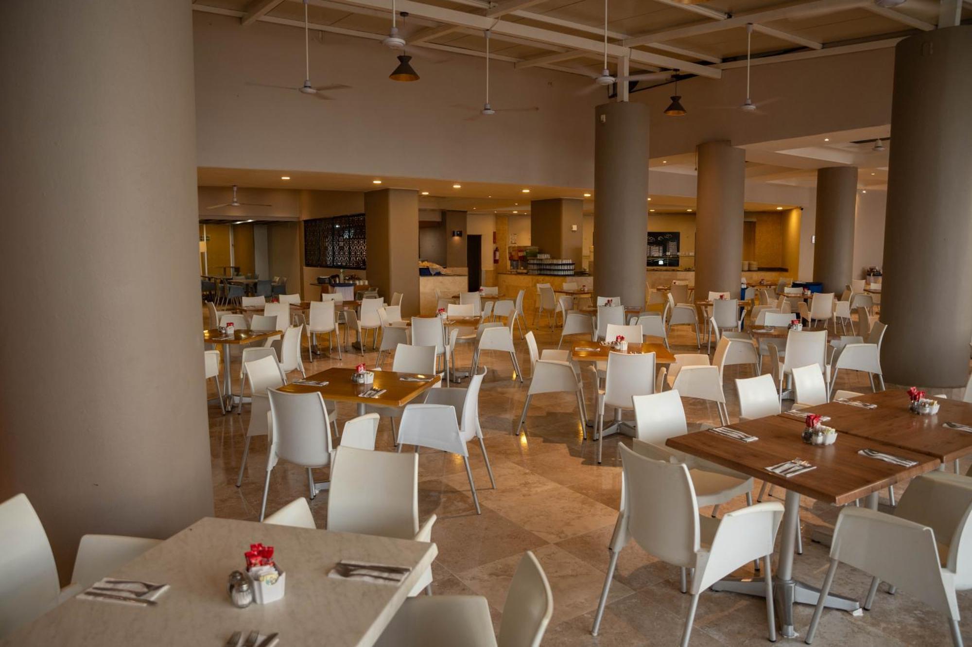 Ritz Acapulco All Inclusive 외부 사진 The restaurant at the hotel