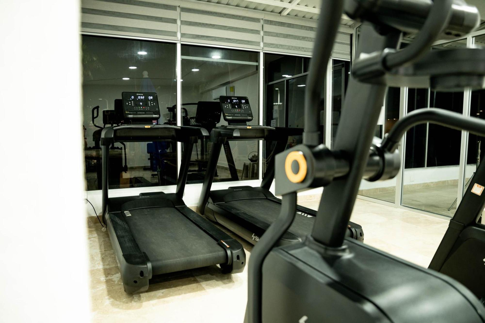 Ritz Acapulco All Inclusive 외부 사진 A treadmill