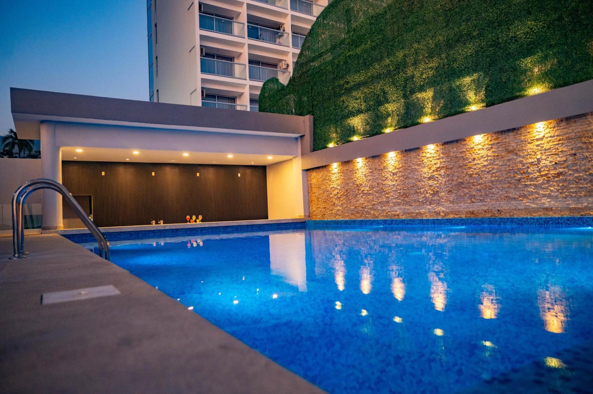 Ritz Acapulco All Inclusive 외부 사진 The swimming pool at the hotel