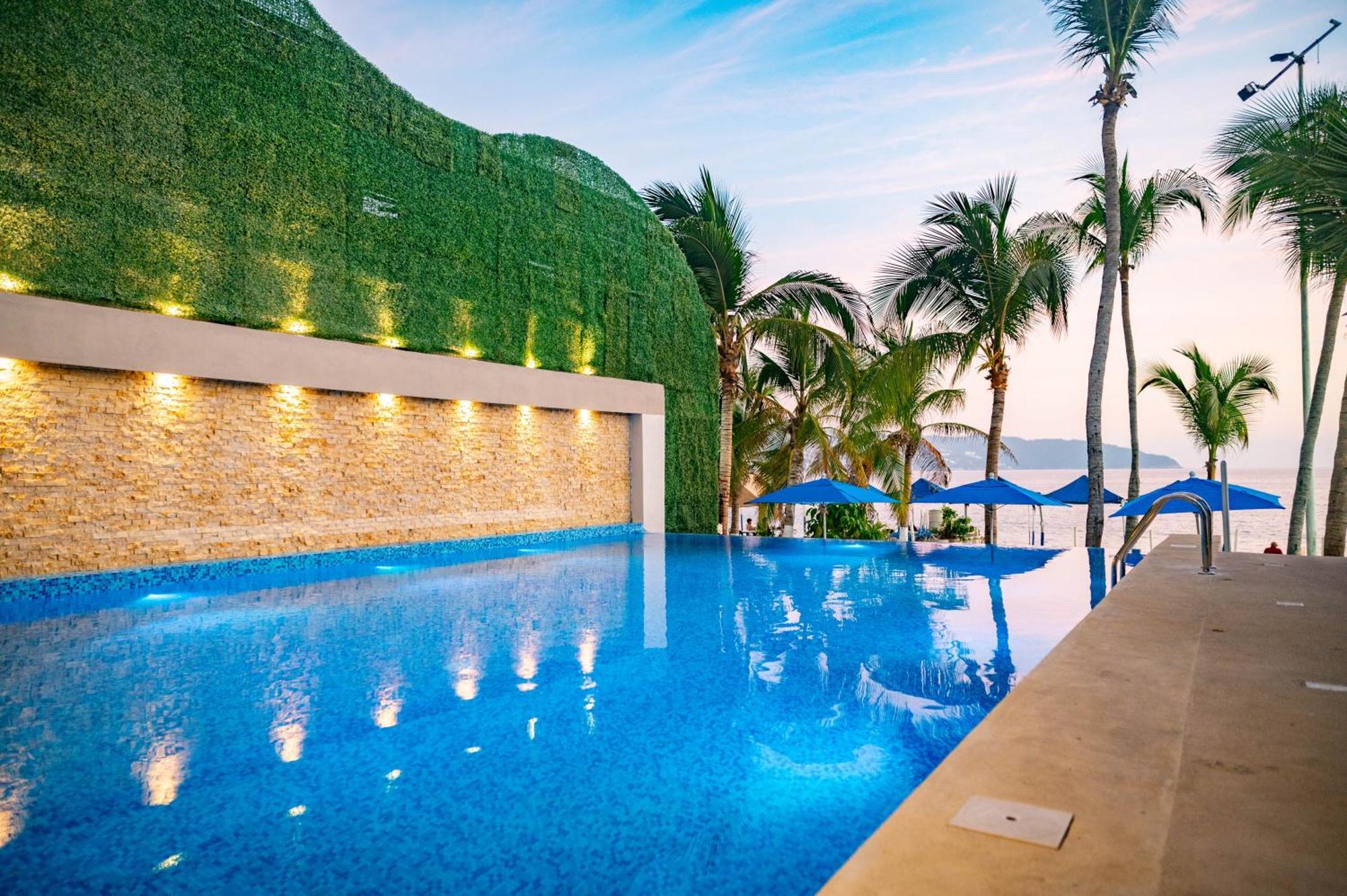 Ritz Acapulco All Inclusive 외부 사진 The swimming pool at the resort